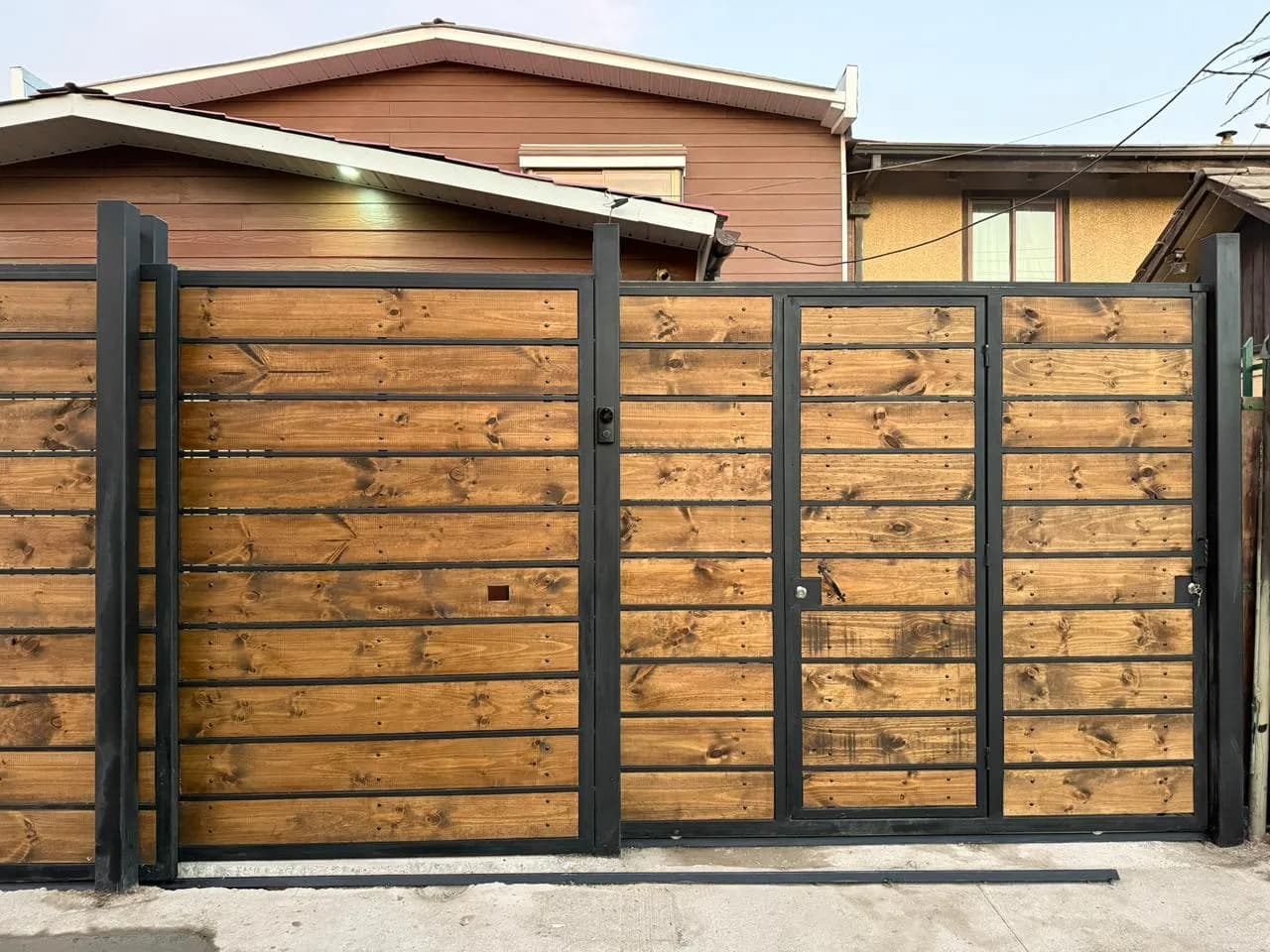 Cierre Automático en Madera y Metal